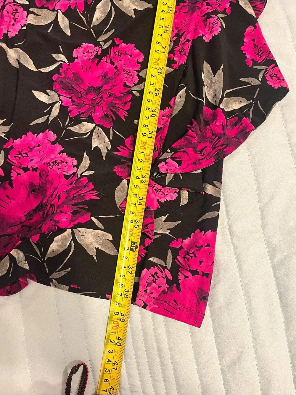 Anne Klein Black & Fuchsia Floral Print. Three quarter length sleeves. Size 4. - Picture 5 of 8